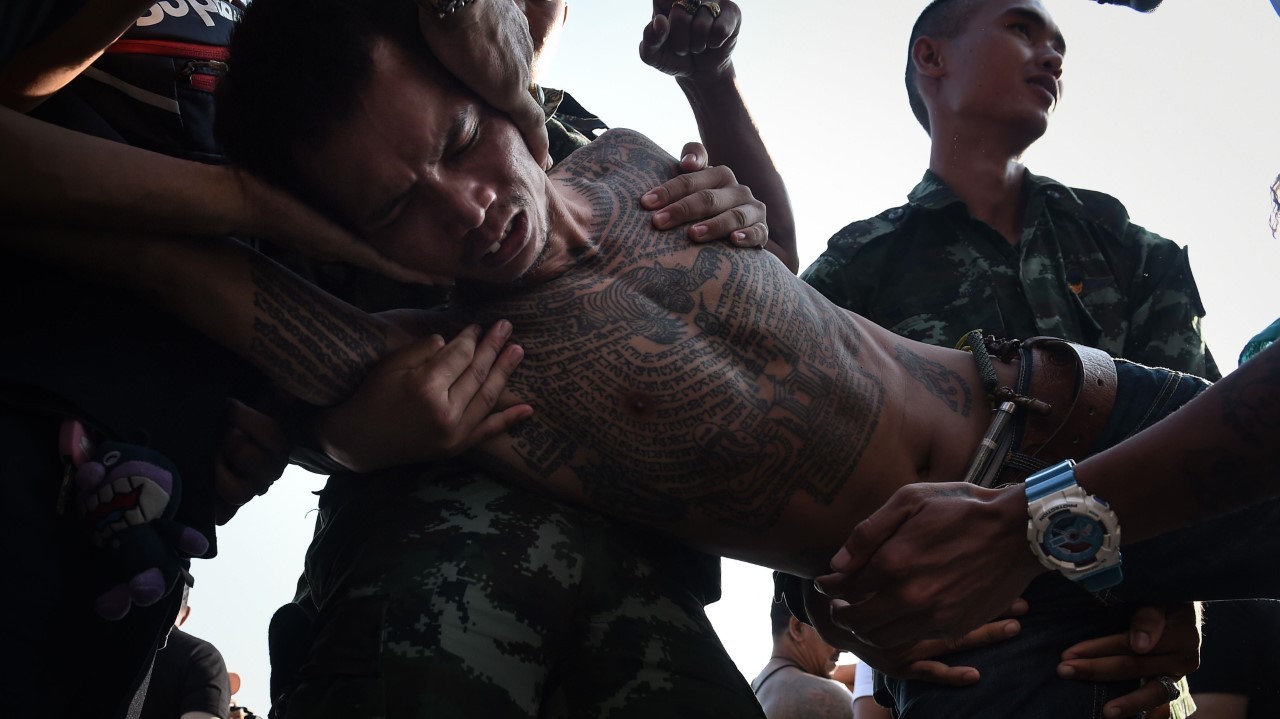 TATUAJES SAGRADOS. Festival anual de tatuajes sagrados, en el templo Wat Bang Phra en Tailandia. Cada año, miles de devotos budistas se reúnen en el templo para celebrar los tradicionales tatuajes de Sak Yant, que los usuarios creen que les traerá...