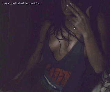 votre-belle-fleur:  Mmmm. Suck it! 