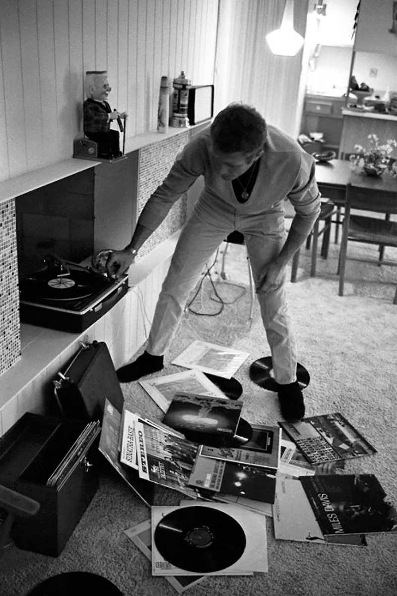 20th-century-man:  Steve McQueen / at his Palm Springs bungalow / photo by John Dominis,