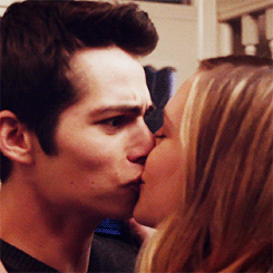 hoechlined:  Stiles’ reaction when someone kisses him 