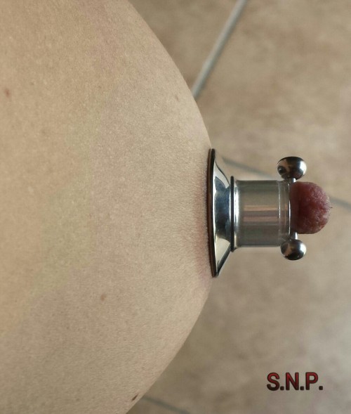 scottnikipowers: Niki I’m going to Jack of to this picture of your amazing stretched nipples! Shie