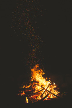 earthlycreations:  Fire dance. by nataliefongphotography 