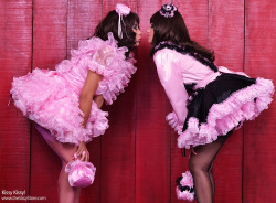 sissymaids:  Kissy Kissy !