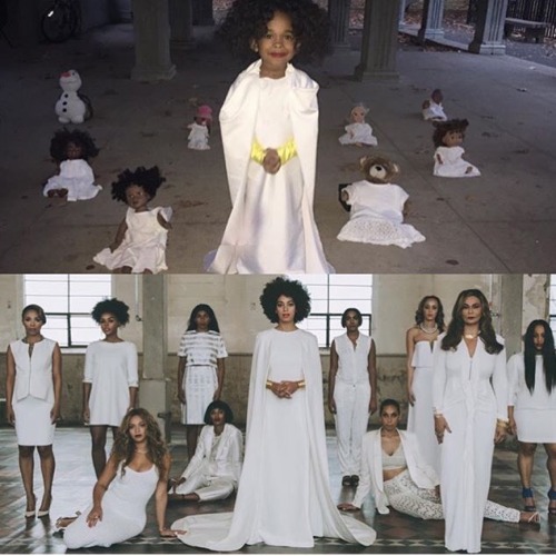 blvck-unicornn:  onlyblackgirl:  blackloveisbeautiful:  🎃👻 ✊🏾❤️  The dolls😂  I know y'all see Olaf in the corner 😂😂😂 