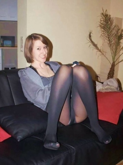 nyloncuck:  Dai, non avete voglia di farvi la mammina del vistro amichetto ?! Fatemi vedere i cazzi, fate in fretta … non vorrete mica che Marco torni proprio mentre vi state ingroppando la sua dolce mammina!!! 