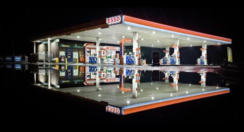 vinyls-and-valentines: evilbuildingsblog: A Gas Station at night, after pouring rain. [Image Descrip