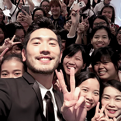 better-than-gandalf:  2014 of @godfreygao↳ [1/?] Selfies with fans