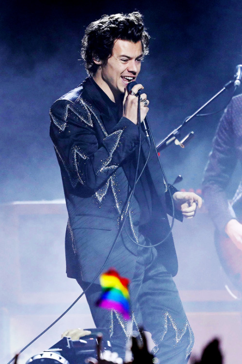 harrystylesarchive:Harry on stage in Perth, Australia (photographed by Trevor Collens)