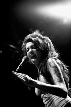 amyjdewinehouse:  Amy Winehouse performing