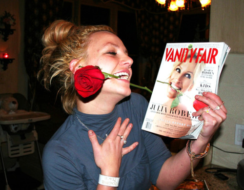 bringbackmyteenageyears:May 2007, Britney poses with an issue of Vanity Fair magazine