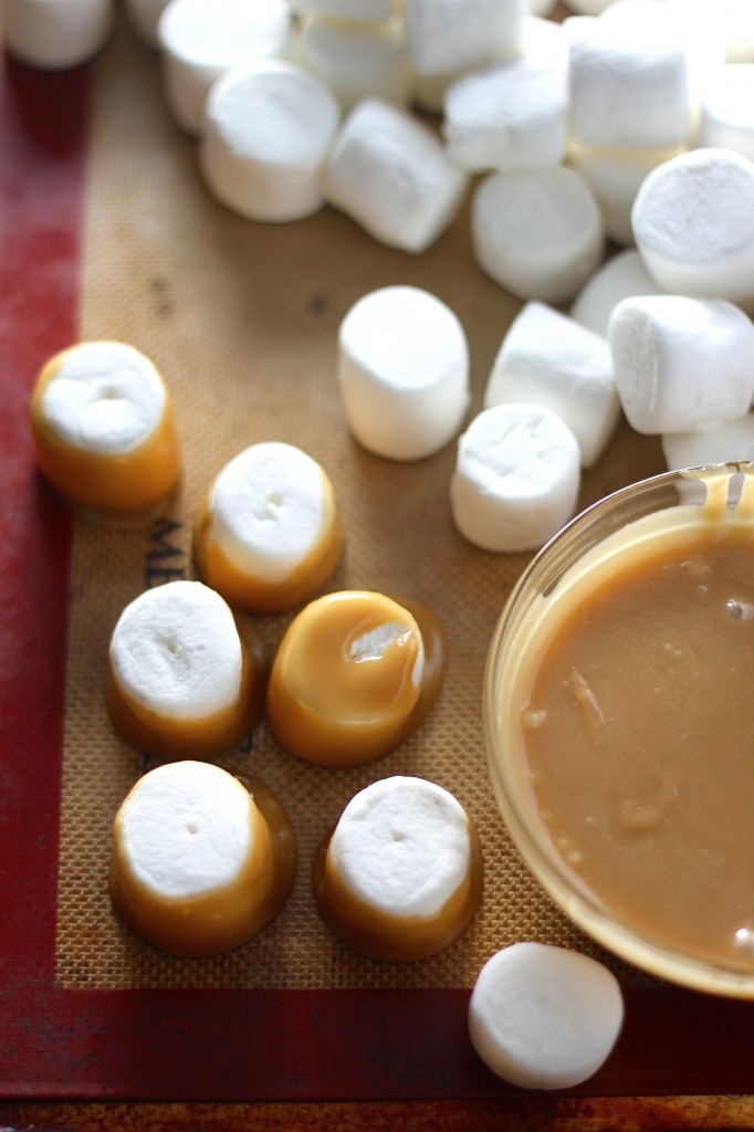 sweetoothgirl:    Dark Chocolate Salted Caramel Dipped Marshmallows  
