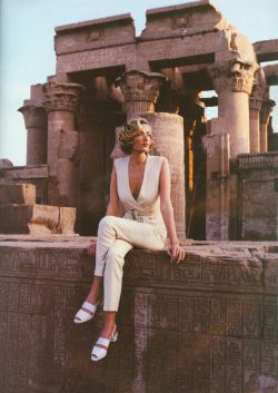 tropicorals:  UK Vogue April 1992“Easy Pieces of the Great Escapes”Model: Tatjana PatitzPhotographer: Patrick Demarchelier  