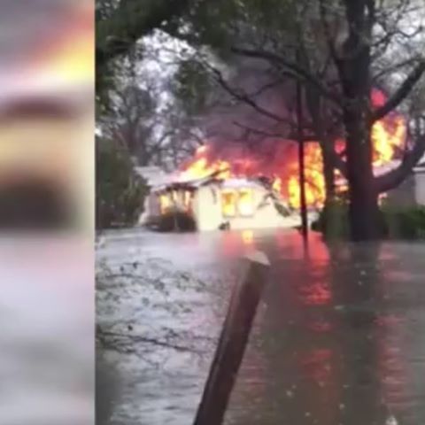 flyandfamousblackgirls:  Prayers going up for Monroe, Louisiana. They are under water