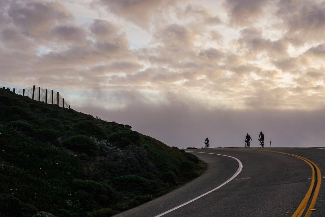 Final moments of light rolling into Big Sur from day 2 of the #liotr_coastcruise
#leaveitontheroad
#iamspecialized
#goneriding