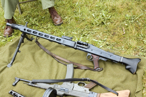 enrique262:The MG 42 (shortened from German: Maschinengewehr 42, or “machine gun 42”) is a 7.92×57mm