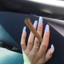 cocainecurls:  goldtevenchy:  💅🏽  queued // on holidays 