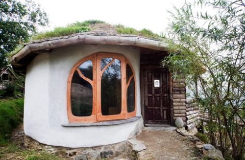 voiceofnature:Simon Dale’s new low-impact strawbale home in Lammas Ecovillage. Still only half-finis