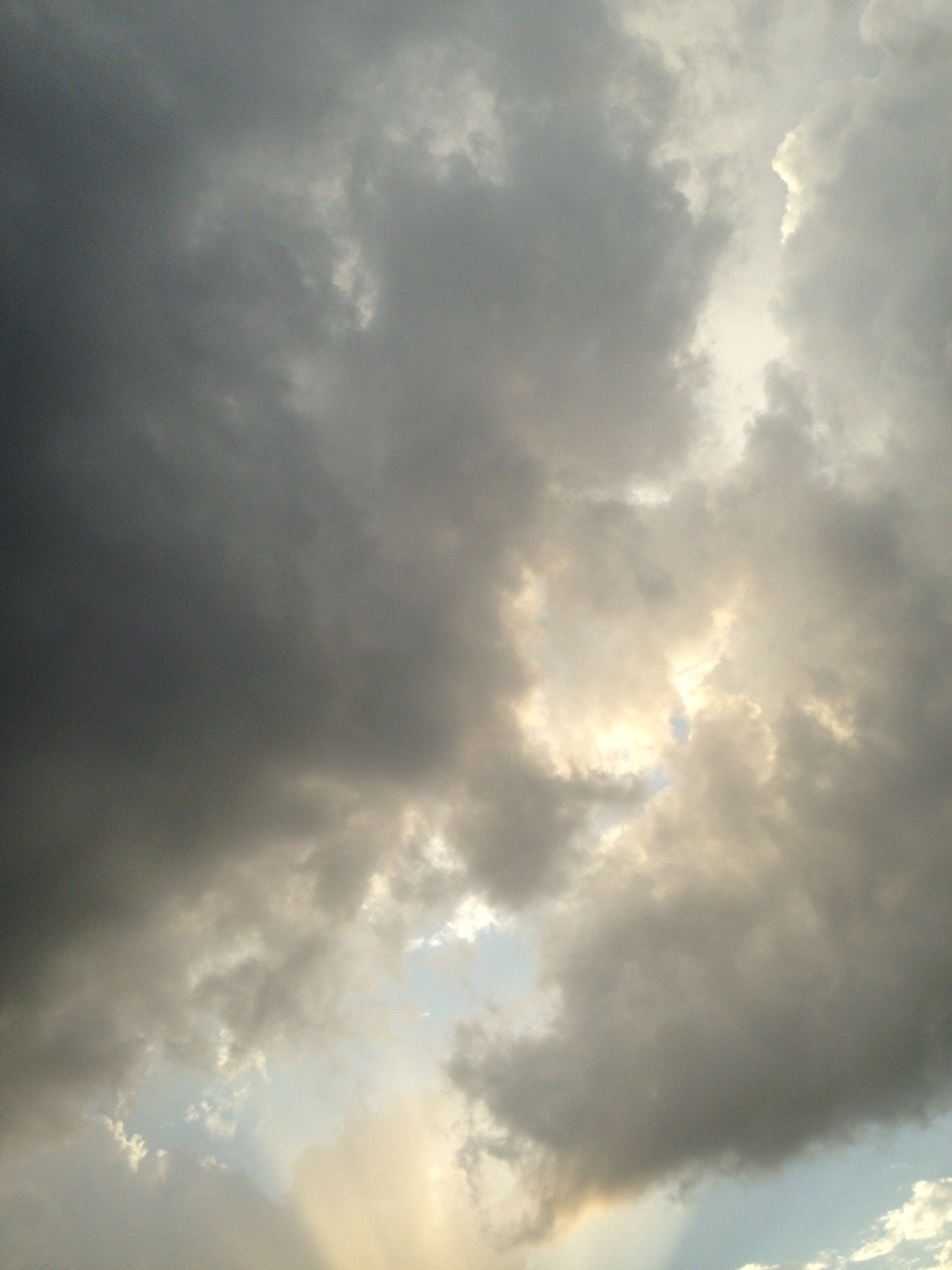 faeriekitten:  there’s a light drizzle it’s peaceful