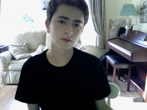 honeyclubremix:  Never again will I post a selfie with clothes not in the grey-black spectrum 