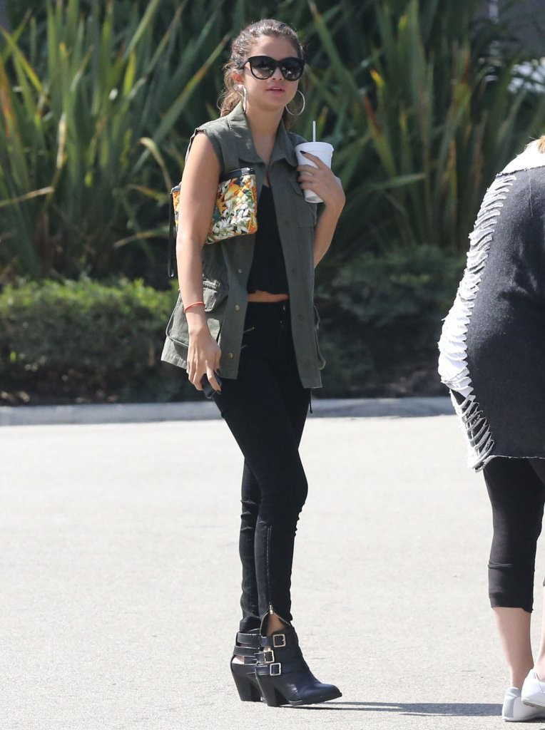 daily&ndash;celebs:  8/10/13 - Selena Gomez shopping in Canoga Park. 