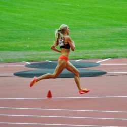 prettylittle-runner:@emmacoburn #MeetingAreva