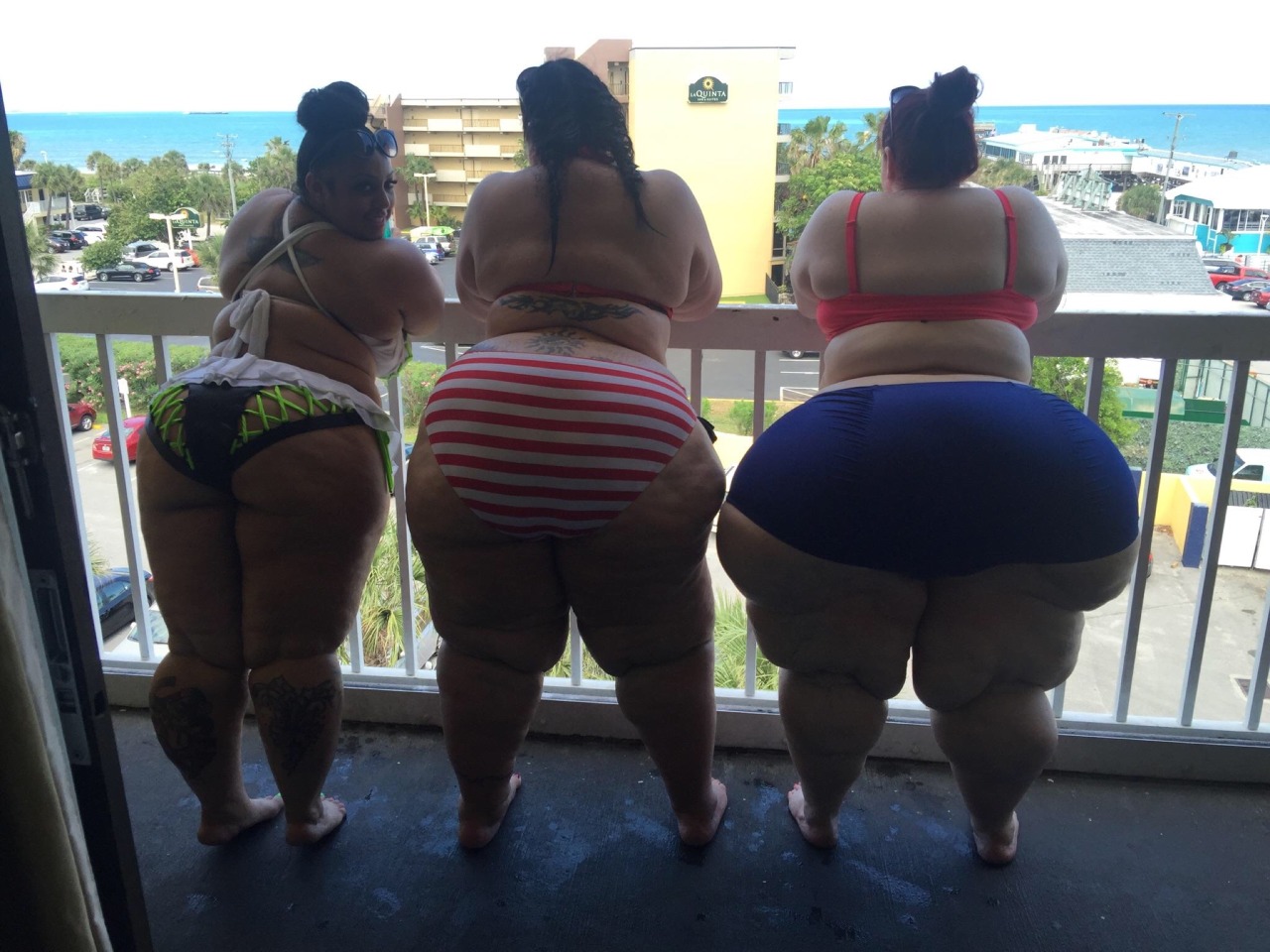 realfatties: sadie-summers:  @sadie-summers @indiaivy #ssbbw #bbw #phatass #thickthighs