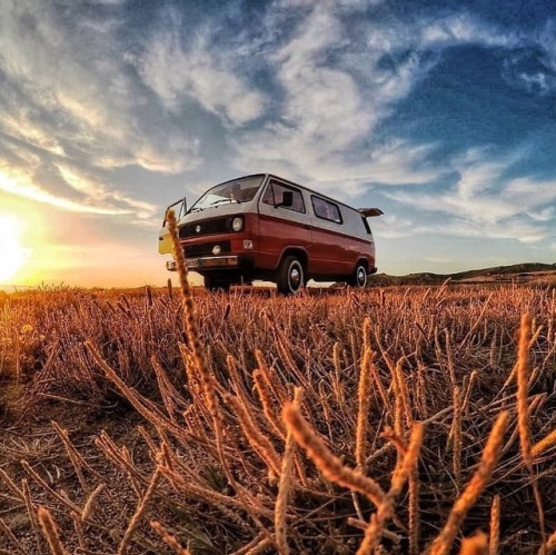 @ari_ann_ . . #vanlifers #sardegna #vanlife #vanlifediaries #van #volkswagen #sunset #tramonto #land