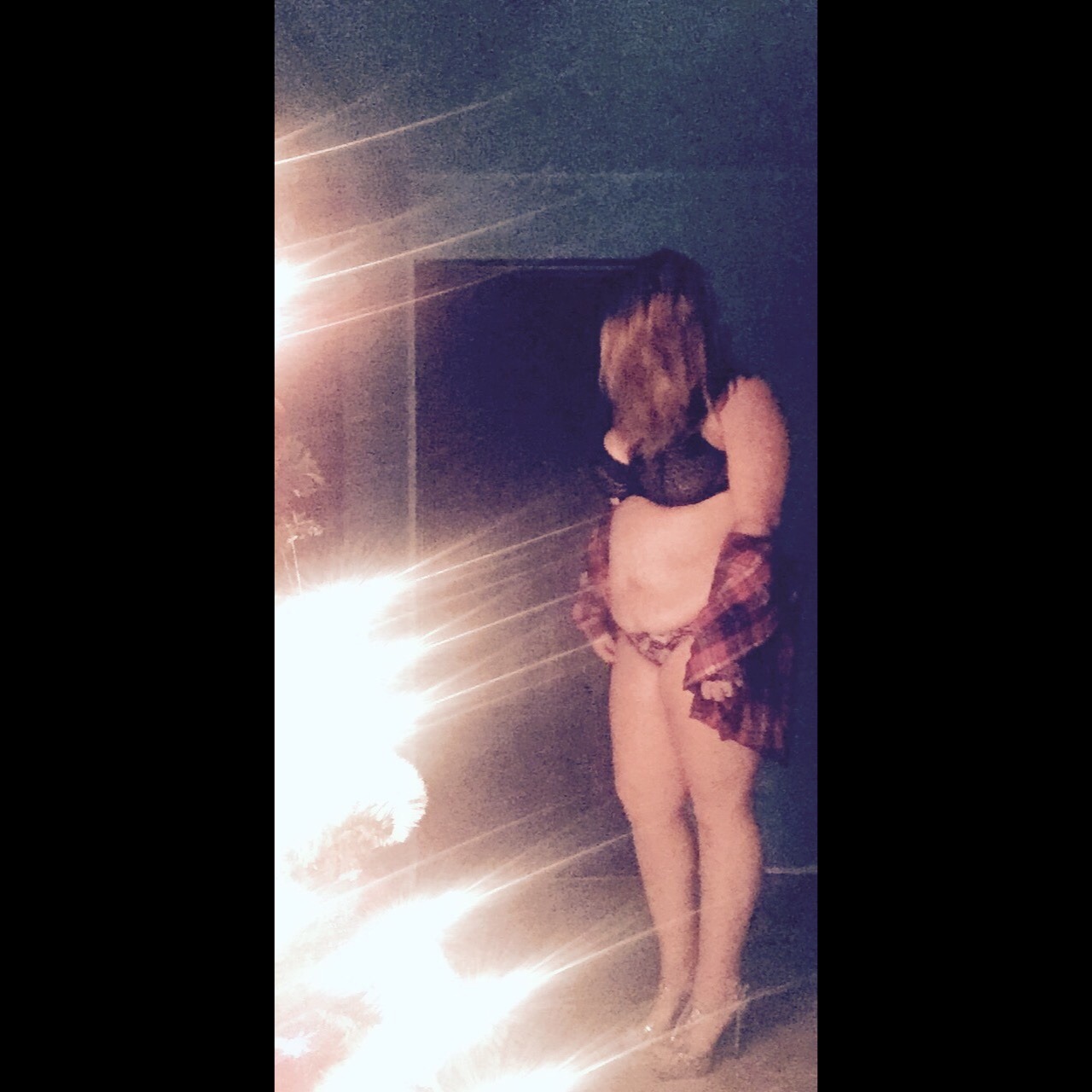 growingstrongereveryday23:  Christmas lights and high heels can make for a very sexy