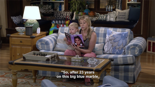 Stephanie Tanner (Jodie Sweetin) reading a Ariana Grande autobiography on Fuller House