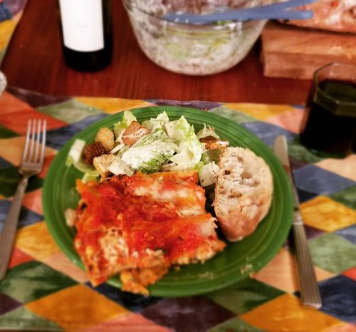 My lasagna (again) with Caesar salad and roasted garlic chibatta #icantbelieveitsnottraif #foodporn 