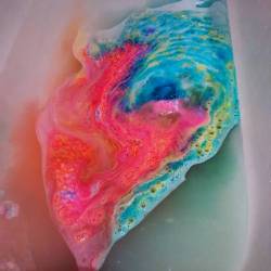 lushie-raich:  The experimenter 💖🌙🌈 #lushcosmetics #lushwhiterose #theexperimenter #lushie #rainbow #bathoftheday #bathinglikeapro #itsbeenalongday ✌ 