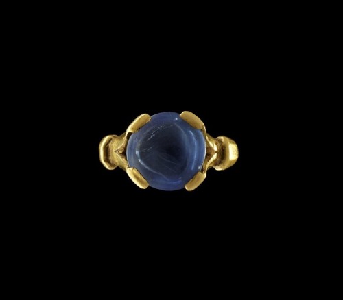 records-of-fortune: 3rd Century Roman ring. Gold, set with a sapphire.