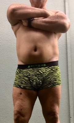 smoothmuscledad808:  My 🐼⬇️Daddy body with belly in Hawaii. Working to tighten up more. 3.15.17