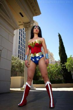 hellyeahsupermanandwonderwoman:  Margie Cox as Wonder Woman. Where do you do a photoshoot when you’re Wonder Woman and in Vegas? Caesar’s Palace, of course! Photo by Scott Berry of SixEightStudios! 