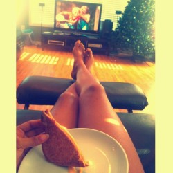 betterinsideout:  Here’s to the Monday #chillin #AmandaShow #grilledcheese 