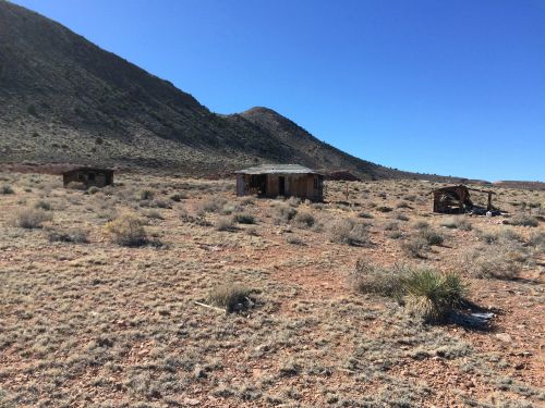 destroyed-and-abandoned:  Abandoned Trading Post near east entrance of Grand Canyon via burlingamepj