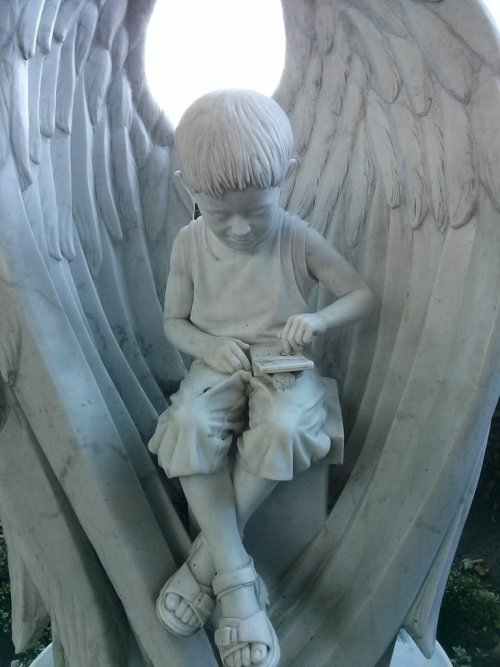 mofobian:  youdontevenliftt:  What  The source was deleted- A 5-year-old boy’s tombstone is of him playing Pokemon, something he got to love and enjoy before his life ceased to be. Source