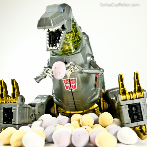 coffeecuprobot:“Grimlock love chocolate egg“