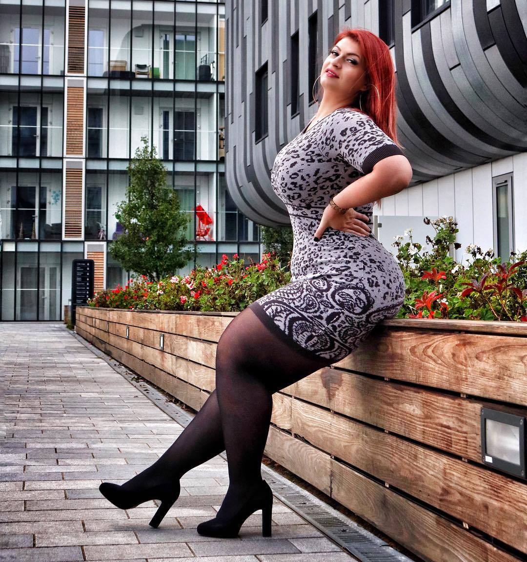 planetofthickbeautifulwomen2:  Romanian Curvy Beauty in Britain Ioana Chira AKA Ioana