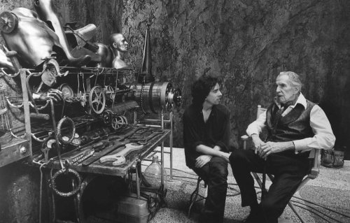 mortisia:Tim Burton &amp; Vincent Price on the set of Edward Scissorhands. 1990 .
