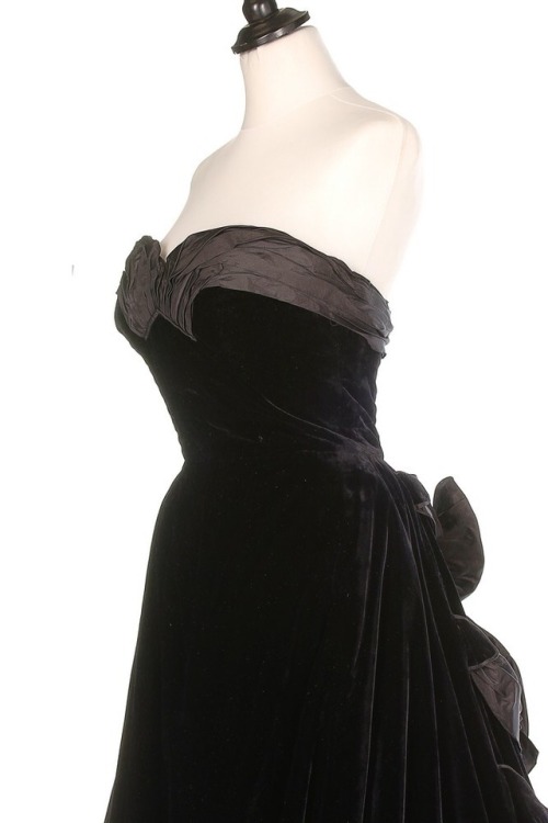 ravensquiffles: Pierre Balmain velvet evening gown 1953 Kerry Taylor Auctions