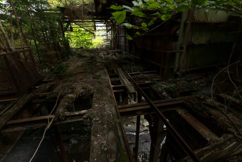 廃鉱の錆びたレールRusted rails, Abandoned mine.