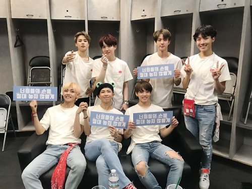 180913 BigHit’s Tweet[#오늘의방탄] Thank you, Bay area! 우리 손 꼭 잡고 오래오래 늘 함께☺️ 다음에 다시 만날 날을 기약하며 안녕~