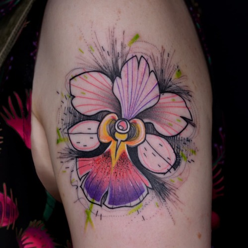 Thanks Tamara @happentobeshort, best skin ever !  . . . @pechschwarztattoo #tattoo #txttoo #orquid #