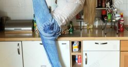 Just Pinned to Flexible in jeans: The bendiest woman in the world - in jeans http://ift.tt/2iXodX2