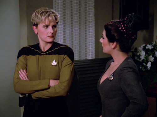 cosmic-llin: [Image: Six Star Trek screencaps - B’Elanna Torres and Seven of Nine looking at s