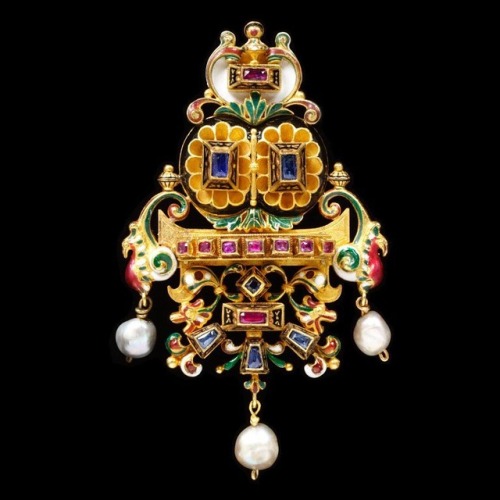 Renaissance Revival style brooch-pendant made by the firm of Castellani in Rome circa. 1860-1900. Th