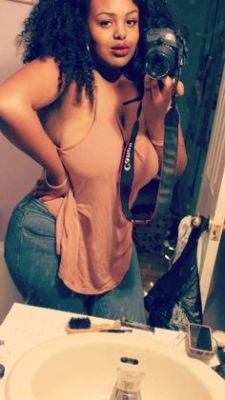 she2damnthick:  Sexy Chick