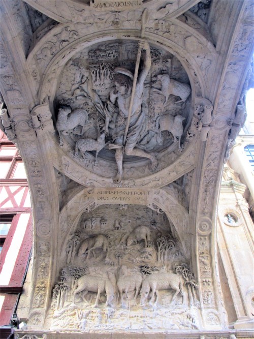 blatterpussbunnyfromhell: charlesreeza: Rouen’s Gros-Horloge (Big Clock) is a 14th-century astronomi