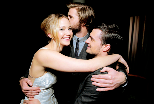 mockingjaysource:  Hug between Jennifer Lawrence, Liam Hemsworth and Josh Hutcherson